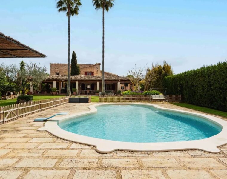 Country home for sale in Santa María del Camí