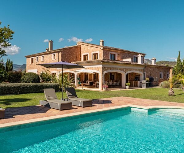 Imponente finca de piedra con privacidad absoluta y vistas a la tramuntana en santa maría del camí