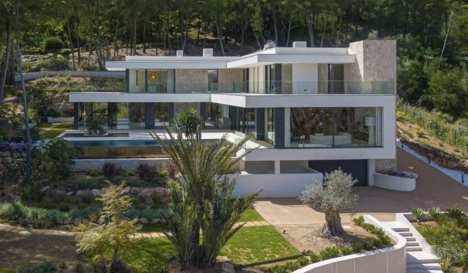 Villa expansiva for sale in son vida con vistas panorámicas, piscina y spa